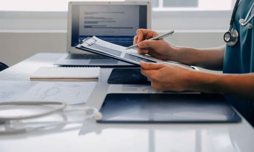 profissional-saude-escrevendo-prancheta-escritorio-hospitalar